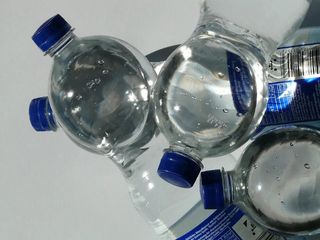 Supermercados que se niegan a vender agua en botellas de plástico